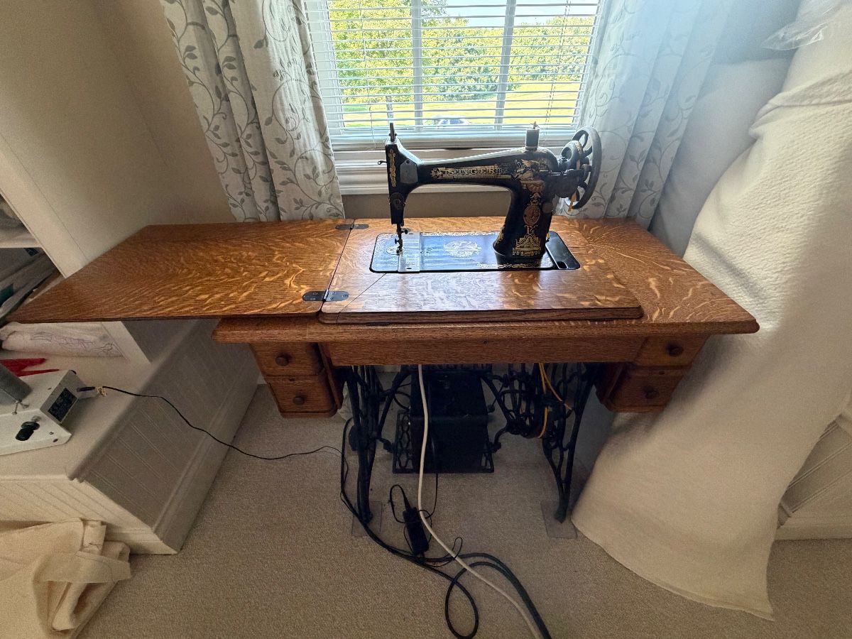 Singer Treadle Machine Beautiful condition!