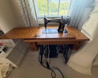 Singer Treadle Machine Beautiful condition!