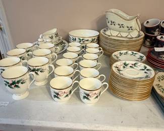 Mikasa Ribbon Holly Bone China set (Christmas)