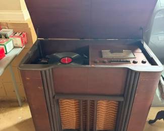 Bendix Radio and Record player.  Model 847B  Untested