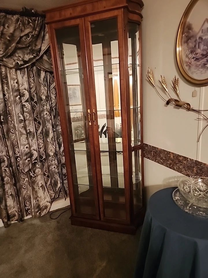 Pulaski China/curio Cabinet