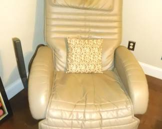 Lot 25 Reclineable Massage Chair