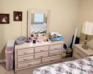 Light Oak Finish Bedroom Set with Mirror