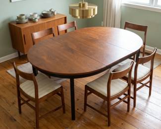 MID-CENTURY MODERN WALNUT DINING TABLE & 4 CHAIRS