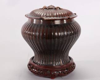 AN ANTIQUE CHINESE RIBBED VESSEL ~CRAB & FROG LID