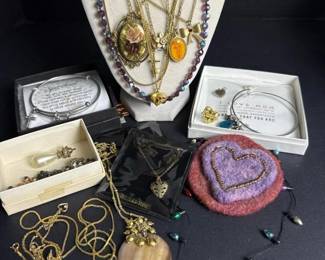 283 assortedcostumejewelrylotnecklacesc