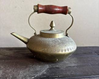 119 vintagebrassteapotwithwoodenhandle