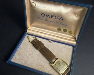 028 vintageomegamanualwindsquaregoldpl