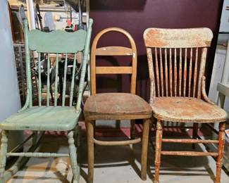 257 3vintagewoodenchairsspindlebackgre