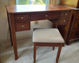 235 cheyenneproductsvanitydeskwithstool