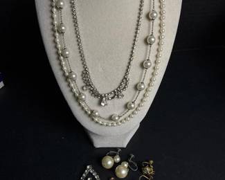 281 vintagecostumejewelrysetfauxpearlr
