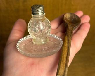 177 vintageminiatureglasssaltshakerpres