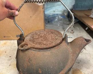 208 vintagecastironkettlewithhingedlid