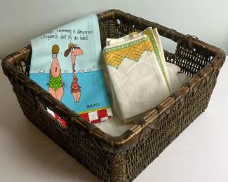 251 wickerbasketwithvintagedecorativeli
