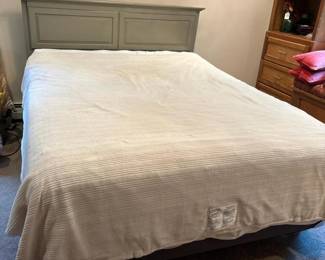 062 queenpanelbedsetwithmetalframehea