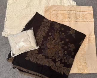 074 lotof4vintagetablecloths