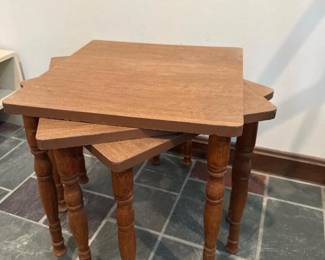 195 vintage3piecewoodennestingtablesse