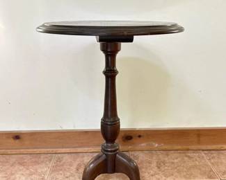 117 traditionalroundpedestalsidetable