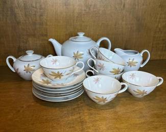 158 vintageceramicteasetwithautumnleaf