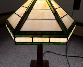 028 tiffanystylestainedglasstablelamp