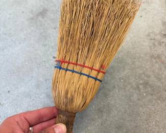 203 vintagewhiskbroomwithmetalcapandt