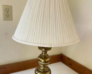 116 classictablelampwithpleatedoffwhit