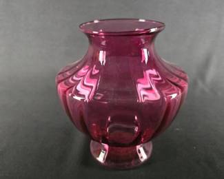 146 smallpinkribbedglassvasebulboussha