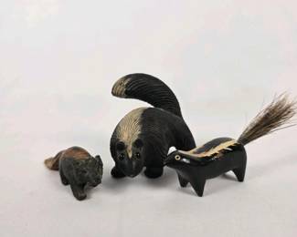 052 vintagehandcarvedwoodskunkfigurine