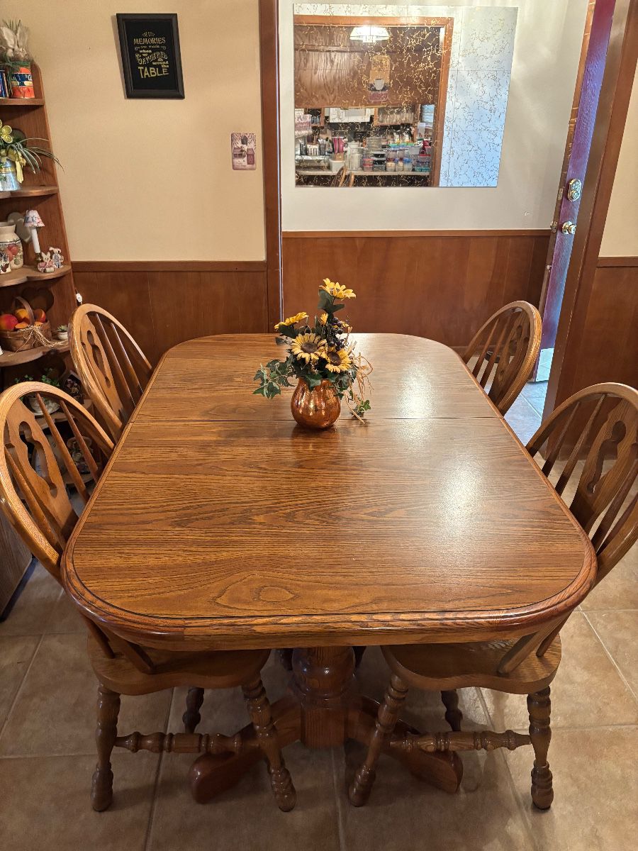 Nice table with 4 chairs and 2 leaves 