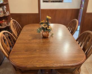 Nice table with 4 chairs and 2 leaves 