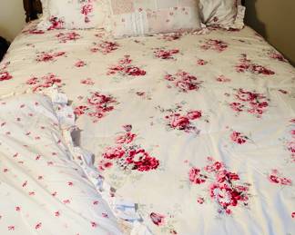 Simply Shabby Chic Queen bedding, includes comforter, 2 shams, 1 decorative pillow, and bed skirt 
