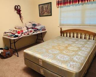 Full bed, lots of bath, hand, and kitchen towels 