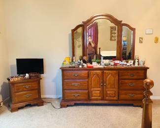 Dresser and 2 matching bedside tables 