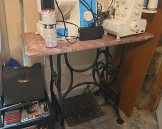 Sewing machine - Serger - Old singer sewing table