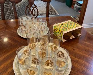 Looking a bit more closely at the dining area, we have these three sets of matching glassware.