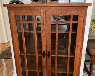 Here we have a classic looking display cabinet, as well as a pair of globe bookends.