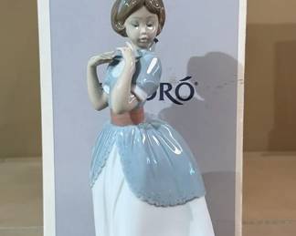 Lladro porcelain figurine A Proper Pose