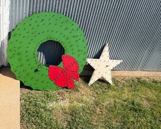 outdoor wreath and start