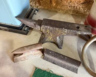  2 anvils, railroad iron