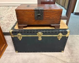korean antiqueChest Red Pine. in great condition. Packing trunk