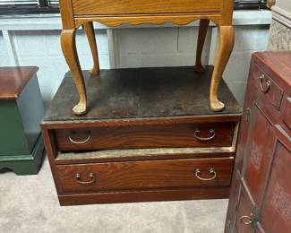 Nice oak end table. 2 Drwer chest