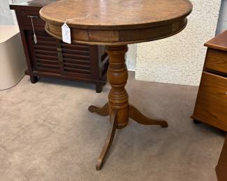 Nice antique round table - needs a drawer