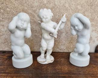 German Angel w/ 2 Cherubs covfering their ears