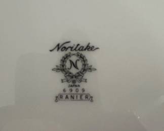 Noritake Rainier Dinnerware Set with Stemware third image
