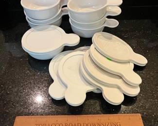 V129 - $50. Corning Ware Grab It Bowls with Lids. 7 sets with 1 extra lid. They do have light scratches on the inside. One has heavy scratches.