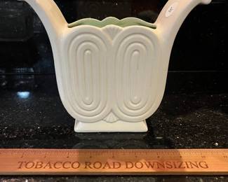 V131 - $30. Red-Wing USA Vase #1168. Excellent Condition.