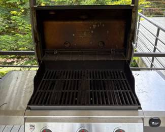 V161 - $140. Weber Genesis II Propane Grill with tank.