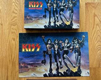 V44 - $30. 1977 KISS Puzzle. 200 pieces. Complete.
