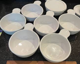 V129 - $50. Corning Ware Grab It Bowls with Lids. 7 sets with 1 extra lid. They do have light scratches on the inside. One has heavy scratches.