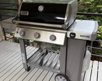 V161 - $140. Weber Genesis II Propane Grill with tank.